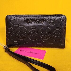 Betsey Johnson Black Skull Skeleton Embossed Wallet Wristlet Zip Around NEW
